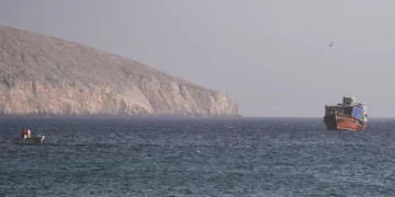 Un buque navega por el estrecho de Ormuz, visto desde Musandam, Omán, el 16 de julio de 2026. (Stringer/Reuters)