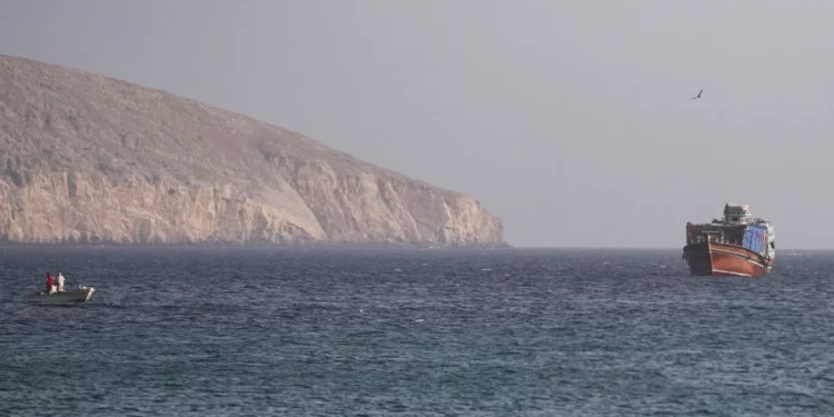 Un buque navega por el estrecho de Ormuz, visto desde Musandam, Omán, el 16 de julio de 2026. (Stringer/Reuters)