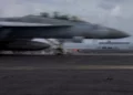 Un F/A-18E Super Hornet despega de la cubierta de vuelo del portaaviones clase Nimitz USS Abraham Lincoln (CVN 72), estacionado en Oriente Medio, en una foto publicada el 10 de julio de 2026. (Foto de la Marina de EE. UU.)