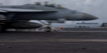 Un F/A-18E Super Hornet despega de la cubierta de vuelo del portaaviones clase Nimitz USS Abraham Lincoln (CVN 72), estacionado en Oriente Medio, en una foto publicada el 10 de julio de 2026. (Foto de la Marina de EE. UU.)