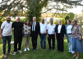 El presidente Isaac Herzog y la primera dama Michal Herzog reciben a los supervivientes y a las familias de las víctimas del kibutz Kerem Shalom en la Residencia Presidencial de Jerusalén, el 2 de julio de 2026 (Haim Zach/GPO)
