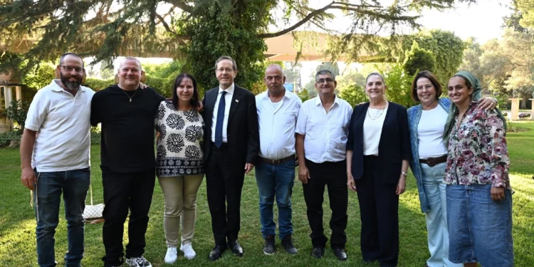 El presidente Isaac Herzog y la primera dama Michal Herzog reciben a los supervivientes y a las familias de las víctimas del kibutz Kerem Shalom en la Residencia Presidencial de Jerusalén, el 2 de julio de 2026 (Haim Zach/GPO)