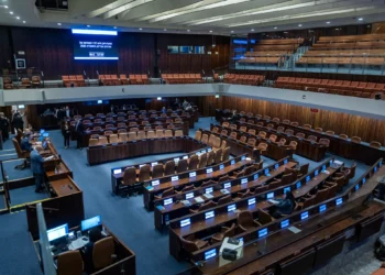 Sesión plenaria en la Knesset, en Jerusalén, el 27 de abril de 2026. (Chaim Goldberg/Flash90)