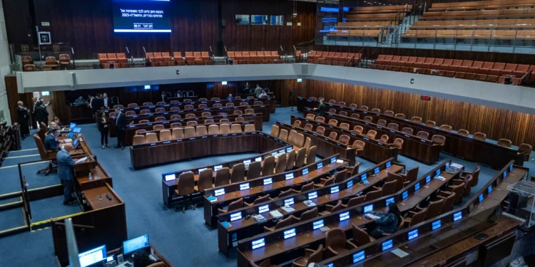 Sesión plenaria en la Knesset, en Jerusalén, el 27 de abril de 2026. (Chaim Goldberg/Flash90)