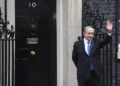 El primer ministro Benjamin Netanyahu saluda a los medios de comunicación tras su llegada al número 10 de Downing Street en Londres para una reunión con su homóloga británica, Theresa May, el 6 de febrero de 2017. (Foto AFP/Chris J Ratcliffe)