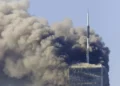 La Corporación Canadiense de Radiodifusión (CBC) pidió a sus periodistas y editores que no describan los ataques del 11 de septiembre de 2001 como “ataques terroristas”. La instrucción aparece en un memorando interno difundido antes del 25º aniversario de los atentados. El periodista canadiense Warren Kinsella publicó una captura del documento. CBC confirmó posteriormente la existencia del memorando, elaborado por Basem Boshra, director sénior de estándares periodísticos y confianza pública de CBC News. Boshra señala en mayúsculas que los hechos no deben ser descritos como atentados terroristas. Como alternativa, el documento indica que “los secuestros provocaron accidentes de aviones de pasajeros en Washington, DC, Pensilvania y Manhattan. El World Trade Center fue destruido”. Kerry Kelly, portavoz de CBC, explicó que la cadena mantiene desde hace años una política de cautela respecto al empleo de las palabras “terrorista” y “terrorismo”. Según precisó, el memorando buscaba recordar la práctica habitual de utilizar esos términos con atribución. CBC también remitió a un texto publicado en octubre de 2023 por Brodie Fenlon, editor jefe y director general de noticias de la cadena, donde detallaba los criterios editoriales aplicados a estas expresiones. Fenlon explicó que CBC News no define por cuenta propia a determinados grupos como terroristas ni califica hechos concretos como terrorismo, sin importar la región o las circunstancias. Argumentó que se trata de palabras con una fuerte carga de significado, política y emoción que pueden convertirse en un obstáculo para el trabajo periodístico. También sostuvo que, mientras en determinados casos esa descripción apenas genera discusión, en otros puede provocar fuertes desacuerdos y dudas sobre la coherencia y la imparcialidad de la cobertura. Ese criterio incluye los ataques del 11 de septiembre de 2001, para los que CBC News prefiere la expresión “los atentados del 11 de septiembre”. La misma norma se aplica al atentado suicida contra un aeropuerto de Moscú de enero de 2011, los ataques de Londres de julio de 2005 y los de los trenes de Madrid de marzo de 2004. La diputada canadiense Rachel Thomas criticó la decisión y consideró el memorando “absolutamente vergonzoso”. Thomas sostuvo que la postura de CBC redefine el terrorismo de una forma que minimiza la atrocidad del 11-S y que evitar esa denominación supone una falta de respeto hacia las víctimas, sus familias, los supervivientes y los primeros intervinientes. La diputada afirmó de manera tajante que el 11-S fue un acto de terrorismo. CBC es la radiodifusora pública de Canadá para radio y televisión y recibió más de $1 500 000 000 en financiación pública durante el ejercicio 2025-26.