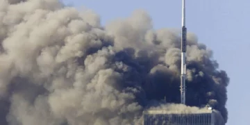 La Corporación Canadiense de Radiodifusión (CBC) pidió a sus periodistas y editores que no describan los ataques del 11 de septiembre de 2001 como “ataques terroristas”. La instrucción aparece en un memorando interno difundido antes del 25º aniversario de los atentados. El periodista canadiense Warren Kinsella publicó una captura del documento. CBC confirmó posteriormente la existencia del memorando, elaborado por Basem Boshra, director sénior de estándares periodísticos y confianza pública de CBC News. Boshra señala en mayúsculas que los hechos no deben ser descritos como atentados terroristas. Como alternativa, el documento indica que “los secuestros provocaron accidentes de aviones de pasajeros en Washington, DC, Pensilvania y Manhattan. El World Trade Center fue destruido”. Kerry Kelly, portavoz de CBC, explicó que la cadena mantiene desde hace años una política de cautela respecto al empleo de las palabras “terrorista” y “terrorismo”. Según precisó, el memorando buscaba recordar la práctica habitual de utilizar esos términos con atribución. CBC también remitió a un texto publicado en octubre de 2023 por Brodie Fenlon, editor jefe y director general de noticias de la cadena, donde detallaba los criterios editoriales aplicados a estas expresiones. Fenlon explicó que CBC News no define por cuenta propia a determinados grupos como terroristas ni califica hechos concretos como terrorismo, sin importar la región o las circunstancias. Argumentó que se trata de palabras con una fuerte carga de significado, política y emoción que pueden convertirse en un obstáculo para el trabajo periodístico. También sostuvo que, mientras en determinados casos esa descripción apenas genera discusión, en otros puede provocar fuertes desacuerdos y dudas sobre la coherencia y la imparcialidad de la cobertura. Ese criterio incluye los ataques del 11 de septiembre de 2001, para los que CBC News prefiere la expresión “los atentados del 11 de septiembre”. La misma norma se aplica al atentado suicida contra un aeropuerto de Moscú de enero de 2011, los ataques de Londres de julio de 2005 y los de los trenes de Madrid de marzo de 2004. La diputada canadiense Rachel Thomas criticó la decisión y consideró el memorando “absolutamente vergonzoso”. Thomas sostuvo que la postura de CBC redefine el terrorismo de una forma que minimiza la atrocidad del 11-S y que evitar esa denominación supone una falta de respeto hacia las víctimas, sus familias, los supervivientes y los primeros intervinientes. La diputada afirmó de manera tajante que el 11-S fue un acto de terrorismo. CBC es la radiodifusora pública de Canadá para radio y televisión y recibió más de $1 500 000 000 en financiación pública durante el ejercicio 2025-26.