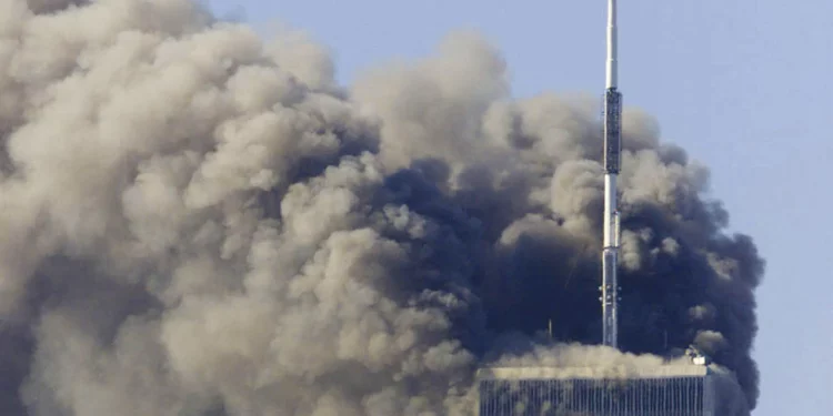 La Corporación Canadiense de Radiodifusión (CBC) pidió a sus periodistas y editores que no describan los ataques del 11 de septiembre de 2001 como “ataques terroristas”. La instrucción aparece en un memorando interno difundido antes del 25º aniversario de los atentados. El periodista canadiense Warren Kinsella publicó una captura del documento. CBC confirmó posteriormente la existencia del memorando, elaborado por Basem Boshra, director sénior de estándares periodísticos y confianza pública de CBC News. Boshra señala en mayúsculas que los hechos no deben ser descritos como atentados terroristas. Como alternativa, el documento indica que “los secuestros provocaron accidentes de aviones de pasajeros en Washington, DC, Pensilvania y Manhattan. El World Trade Center fue destruido”. Kerry Kelly, portavoz de CBC, explicó que la cadena mantiene desde hace años una política de cautela respecto al empleo de las palabras “terrorista” y “terrorismo”. Según precisó, el memorando buscaba recordar la práctica habitual de utilizar esos términos con atribución. CBC también remitió a un texto publicado en octubre de 2023 por Brodie Fenlon, editor jefe y director general de noticias de la cadena, donde detallaba los criterios editoriales aplicados a estas expresiones. Fenlon explicó que CBC News no define por cuenta propia a determinados grupos como terroristas ni califica hechos concretos como terrorismo, sin importar la región o las circunstancias. Argumentó que se trata de palabras con una fuerte carga de significado, política y emoción que pueden convertirse en un obstáculo para el trabajo periodístico. También sostuvo que, mientras en determinados casos esa descripción apenas genera discusión, en otros puede provocar fuertes desacuerdos y dudas sobre la coherencia y la imparcialidad de la cobertura. Ese criterio incluye los ataques del 11 de septiembre de 2001, para los que CBC News prefiere la expresión “los atentados del 11 de septiembre”. La misma norma se aplica al atentado suicida contra un aeropuerto de Moscú de enero de 2011, los ataques de Londres de julio de 2005 y los de los trenes de Madrid de marzo de 2004. La diputada canadiense Rachel Thomas criticó la decisión y consideró el memorando “absolutamente vergonzoso”. Thomas sostuvo que la postura de CBC redefine el terrorismo de una forma que minimiza la atrocidad del 11-S y que evitar esa denominación supone una falta de respeto hacia las víctimas, sus familias, los supervivientes y los primeros intervinientes. La diputada afirmó de manera tajante que el 11-S fue un acto de terrorismo. CBC es la radiodifusora pública de Canadá para radio y televisión y recibió más de $1 500 000 000 en financiación pública durante el ejercicio 2025-26.