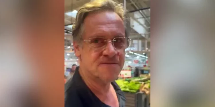 Un hombre irlandés fue grabado tras supuestamente hacer un comentario antisemita, en un vídeo publicado en redes sociales el 11 de agosto de 2026. (@ListentoLewko on X)