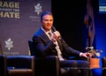 El exjefe del Mossad, Yossi Cohen, interviene en una conferencia de Shurat HaDin en la ciudad de Nueva York, el 27 de octubre de 2025. (Luke Tress/Times of Israel)