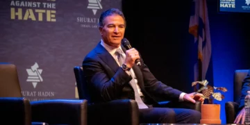 El exjefe del Mossad, Yossi Cohen, interviene en una conferencia de Shurat HaDin en la ciudad de Nueva York, el 27 de octubre de 2025. (Luke Tress/Times of Israel)