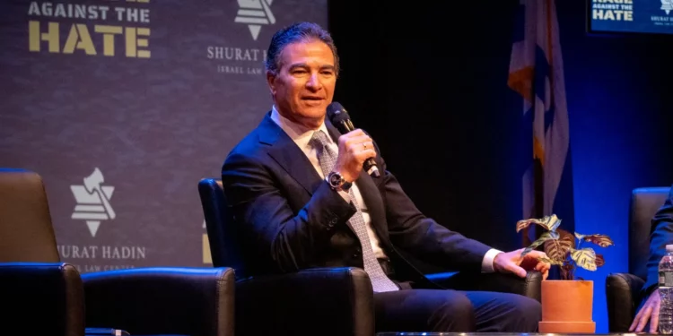 El exjefe del Mossad, Yossi Cohen, interviene en una conferencia de Shurat HaDin en la ciudad de Nueva York, el 27 de octubre de 2025. (Luke Tress/Times of Israel)