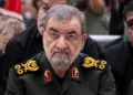 Mohsen Rezaei, excomandante del Cuerpo de la Guardia Revolucionaria Islámica de Irán, quien fue nombrado el 9 de agosto de 2026 secretario del Consejo Supremo de Seguridad Nacional de Irán, asiste a una ceremonia en el santuario del ayatolá Ruhollah Khomeini en el sur de Teherán, el 4 de junio de 2026. (Foto de Morteza Nikoubazl/NurPhoto)