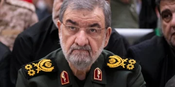 Mohsen Rezaei, excomandante del Cuerpo de la Guardia Revolucionaria Islámica de Irán, quien fue nombrado el 9 de agosto de 2026 secretario del Consejo Supremo de Seguridad Nacional de Irán, asiste a una ceremonia en el santuario del ayatolá Ruhollah Khomeini en el sur de Teherán, el 4 de junio de 2026. (Foto de Morteza Nikoubazl/NurPhoto)