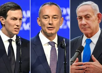 De izquierda a derecha: Jared Kushner, asesor de la Casa Blanca; Nickolay Mladenov, enviado de la Junta de Paz; y el primer ministro Benjamin Netanyahu. (Fabrice COFFRINI / AFP, Chaim Goldberg/ FLASH90)