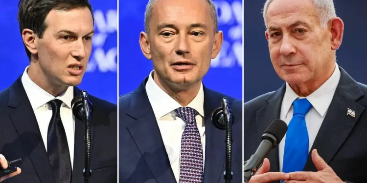 De izquierda a derecha: Jared Kushner, asesor de la Casa Blanca; Nickolay Mladenov, enviado de la Junta de Paz; y el primer ministro Benjamin Netanyahu. (Fabrice COFFRINI / AFP, Chaim Goldberg/ FLASH90)