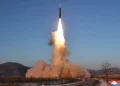 Esta fotografía sin fecha, difundida por la agencia oficial de noticias norcoreana KCNA el 19 de diciembre de 2023, muestra el lanzamiento de prueba de un misil balístico intercontinental (ICBM) Hwasongpho-18 en un lugar no revelado de Corea del Norte. (KCNA VÍA KNS / AFP)