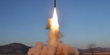 Esta fotografía sin fecha, difundida por la agencia oficial de noticias norcoreana KCNA el 19 de diciembre de 2023, muestra el lanzamiento de prueba de un misil balístico intercontinental (ICBM) Hwasongpho-18 en un lugar no revelado de Corea del Norte. (KCNA VÍA KNS / AFP)