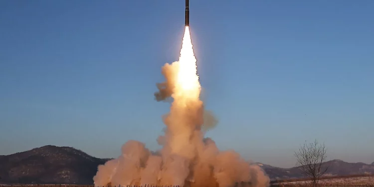 Esta fotografía sin fecha, difundida por la agencia oficial de noticias norcoreana KCNA el 19 de diciembre de 2023, muestra el lanzamiento de prueba de un misil balístico intercontinental (ICBM) Hwasongpho-18 en un lugar no revelado de Corea del Norte. (KCNA VÍA KNS / AFP)
