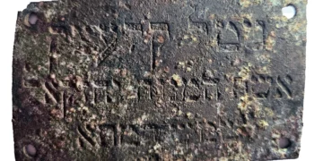 Placa del asiento: “Gitel Klachek, esposa del difunto Yechezkel, SHamásh d'Mata” Jon Seligman, Proyecto de Investigación de la Gran Sinagoga de Vilna