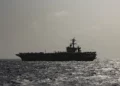 El portaaviones de la clase Nimitz USS Abraham Lincoln (CVN 72) navega por el mar Arábigo, según una fotografía publicada el 1 de julio de 2026. (Fotografía de la Armada de los Estados Unidos)