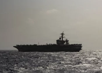 El portaaviones de la clase Nimitz USS Abraham Lincoln (CVN 72) navega por el mar Arábigo, según una fotografía publicada el 1 de julio de 2026. (Fotografía de la Armada de los Estados Unidos)