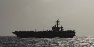 El portaaviones de la clase Nimitz USS Abraham Lincoln (CVN 72) navega por el mar Arábigo, según una fotografía publicada el 1 de julio de 2026. (Fotografía de la Armada de los Estados Unidos)