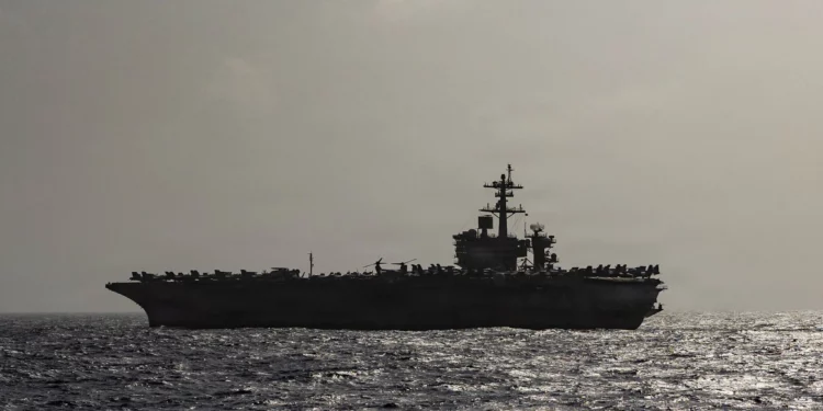 El portaaviones de la clase Nimitz USS Abraham Lincoln (CVN 72) navega por el mar Arábigo, según una fotografía publicada el 1 de julio de 2026. (Fotografía de la Armada de los Estados Unidos)