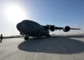 Imagen ilustrativa: Un avión de transporte militar estadounidense en la pista de la base aérea de Al-Udeid, al suroeste de Doha, Qatar, el 21 de marzo de 2024. (Giuseppe CACACE / AFP)