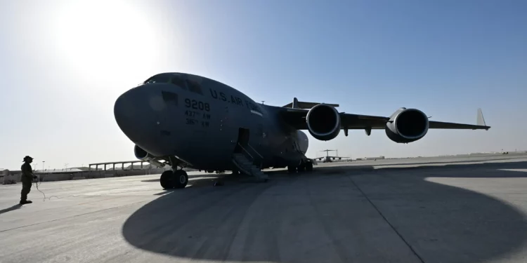 Imagen ilustrativa: Un avión de transporte militar estadounidense en la pista de la base aérea de Al-Udeid, al suroeste de Doha, Qatar, el 21 de marzo de 2024. (Giuseppe CACACE / AFP)