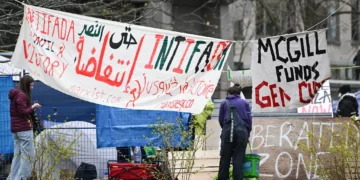 Estudiantes y activistas propalestinos y antiisraelíes protestan en un campamento antiisraelí en el campus de la Universidad McGill en Montreal, Canadá, el 29 de abril de 2024. (Graham Hughes/AFP)