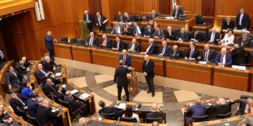 Imagen ilustrativa: Diputados libaneses asisten a una sesión parlamentaria para elegir presidente en Beirut, el 9 de enero de 2025. (ANWAR AMRO / AFP)