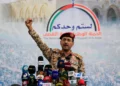 Yahya Saree, portavoz de los hutíes de Yemen, gesticula mientras habla durante una protesta para denunciar los ataques aéreos estadounidenses contra Yemen, en Saná, el 18 de abril de 2025. (MOHAMMED HUWAIS / AFP)