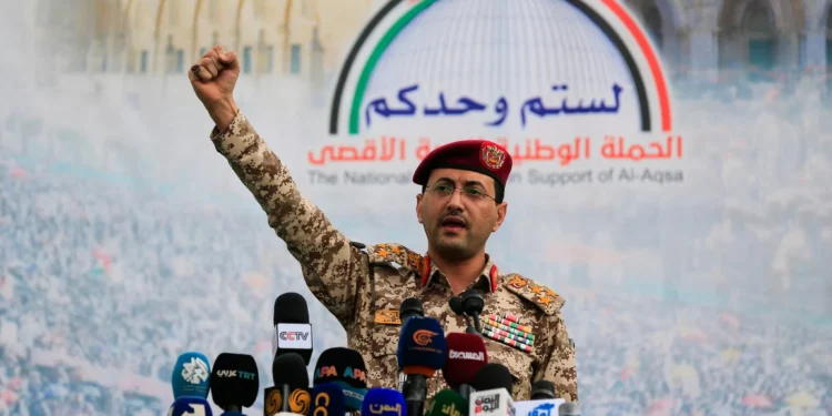 Yahya Saree, portavoz de los hutíes de Yemen, gesticula mientras habla durante una protesta para denunciar los ataques aéreos estadounidenses contra Yemen, en Saná, el 18 de abril de 2025. (MOHAMMED HUWAIS / AFP)