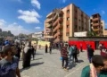 Palestinos se congregan frente al hospital Nasser en Jan Yunis, en el sur de la Franja de Gaza, el 25 de agosto de 2025, tras los ataques israelíes. (AFP)