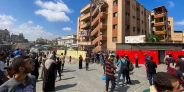 Palestinos se congregan frente al hospital Nasser en Jan Yunis, en el sur de la Franja de Gaza, el 25 de agosto de 2025, tras los ataques israelíes. (AFP)