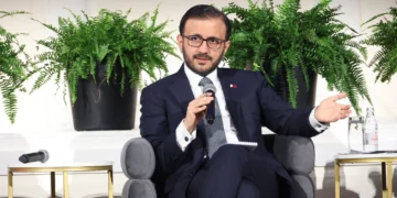 Qatar acusa a Israel de retrasar el plan de la Junta de Paz para Gaza
Qatar acusó a Israel de “demorarse” al rechazar la hoja de ruta de la Junta de Paz para Gaza y sostuvo que el Gobierno israelí ha seguido una conducta similar durante toda la guerra en la Franja.
El portavoz del Ministerio de Asuntos Exteriores de Qatar, Majed al-Ansari, señaló que su país espera que la comunidad internacional ejerza presión sobre Israel para que avance con la segunda fase del plan de 20 puntos para Gaza, respaldado por Estados Unidos.
Según Ansari, Hamás ya aceptó la propuesta, por lo que, a su juicio, ahora corresponde a Israel asumir la responsabilidad de ponerla en marcha.
El portavoz también indicó que Qatar, Jordania, los Emiratos Árabes Unidos, Indonesia, Pakistán, Turquía, Arabia Saudita y Egipto anunciarán medidas concretas destinadas a promover la aplicación del plan para Gaza.
En cuanto a las conversaciones entre Estados Unidos e Irán, Ansari afirmó que la prioridad es garantizar la libertad de navegación en el estrecho de Ormuz y recuperar las condiciones que existían en esa vía marítima antes de la guerra. Añadió que cualquier futuro acuerdo sobre el estrecho debe sustentarse en el consenso regional y en el pleno respeto del derecho internacional.