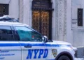 Un vehículo de la policía de Nueva York se ve frente a la sinagoga Congregation Temple Emanu-El el 14 de diciembre de 2025, en la ciudad de Nueva York. (Ryan Murphy/Getty Images/AFP)