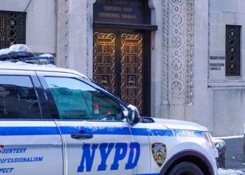 Un vehículo de la policía de Nueva York se ve frente a la sinagoga Congregation Temple Emanu-El el 14 de diciembre de 2025, en la ciudad de Nueva York. (Ryan Murphy/Getty Images/AFP)