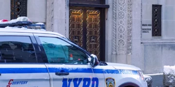 Un vehículo de la policía de Nueva York se ve frente a la sinagoga Congregation Temple Emanu-El el 14 de diciembre de 2025, en la ciudad de Nueva York. (Ryan Murphy/Getty Images/AFP)