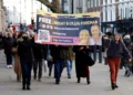 Familiares y simpatizantes de Lindsay y Craig Foreman, una pareja británica detenida en Irán, marchan en Londres el 3 de enero de 2026 para concienciar a la población sobre su detención y la necesidad de una intervención urgente. (Brook Mitchell / AFP)