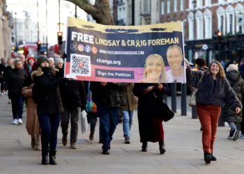 Familiares y simpatizantes de Lindsay y Craig Foreman, una pareja británica detenida en Irán, marchan en Londres el 3 de enero de 2026 para concienciar a la población sobre su detención y la necesidad de una intervención urgente. (Brook Mitchell / AFP)