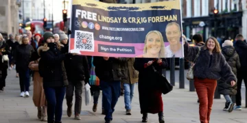 Familiares y simpatizantes de Lindsay y Craig Foreman, una pareja británica detenida en Irán, marchan en Londres el 3 de enero de 2026 para concienciar a la población sobre su detención y la necesidad de una intervención urgente. (Brook Mitchell / AFP)