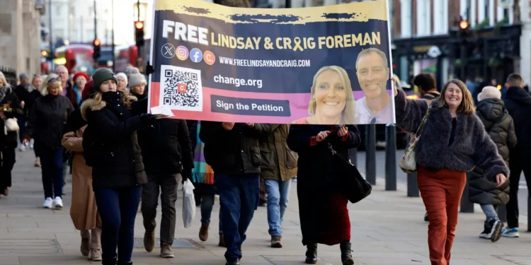 Familiares y simpatizantes de Lindsay y Craig Foreman, una pareja británica detenida en Irán, marchan en Londres el 3 de enero de 2026 para concienciar a la población sobre su detención y la necesidad de una intervención urgente. (Brook Mitchell / AFP)