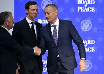 El enviado especial de Estados Unidos, Steve Witkoff (izquierda), estrecha la mano del enviado principal de la Junta de Paz, Nickolay Mladenov (derecha), junto al yerno y asesor clave del presidente estadounidense Donald Trump, Jared Kushner, durante una reunión de la Junta de Paz en la reunión anual del Foro Económico Mundial (FEM) en Davos, Suiza, el 22 de enero de 2026. (Fabrice COFFRINI / AFP)