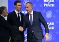 El enviado especial de Estados Unidos, Steve Witkoff (izquierda), estrecha la mano del enviado principal de la Junta de Paz, Nickolay Mladenov (derecha), junto al yerno y asesor clave del presidente estadounidense Donald Trump, Jared Kushner, durante una reunión de la Junta de Paz en la reunión anual del Foro Económico Mundial (FEM) en Davos, Suiza, el 22 de enero de 2026. (Fabrice COFFRINI / AFP)