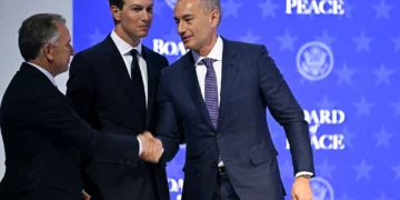 El enviado especial de Estados Unidos, Steve Witkoff (izquierda), estrecha la mano del enviado principal de la Junta de Paz, Nickolay Mladenov (derecha), junto al yerno y asesor clave del presidente estadounidense Donald Trump, Jared Kushner, durante una reunión de la Junta de Paz en la reunión anual del Foro Económico Mundial (FEM) en Davos, Suiza, el 22 de enero de 2026. (Fabrice COFFRINI / AFP)