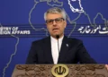 El portavoz del Ministerio de Relaciones Exteriores iraní, Esmail Baghaei, durante una rueda de prensa semanal en el Ministerio de Relaciones Exteriores en la capital, Teherán, el 10 de febrero de 2026. (ATTA KENARE / AFP)