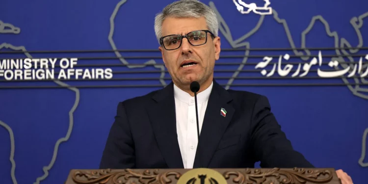 El portavoz del Ministerio de Relaciones Exteriores iraní, Esmail Baghaei, durante una rueda de prensa semanal en el Ministerio de Relaciones Exteriores en la capital, Teherán, el 10 de febrero de 2026. (ATTA KENARE / AFP)