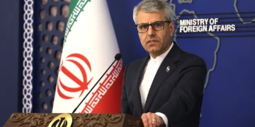 El portavoz del Ministerio de Asuntos Exteriores iraní, Esmail Baghaei, durante la rueda de prensa semanal celebrada en el Ministerio de Asuntos Exteriores en la capital, Teherán, el 10 de febrero de 2026. (ATTA KENARE / AFP)